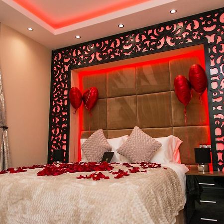 Aphrodite Suites Huddersfield Extérieur photo