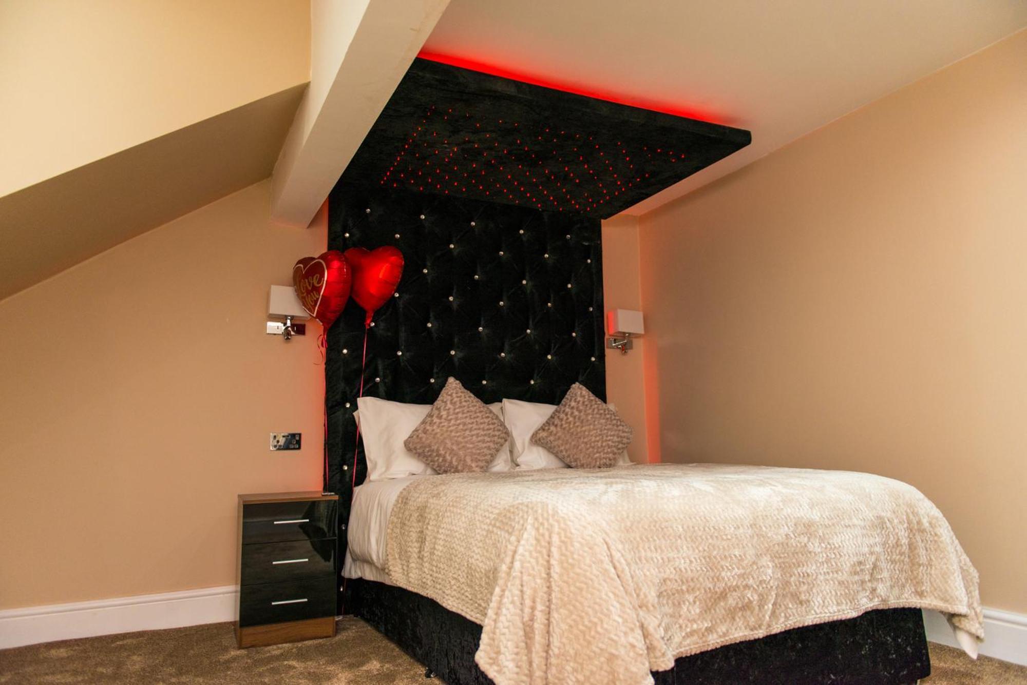 Aphrodite Suites Huddersfield Extérieur photo