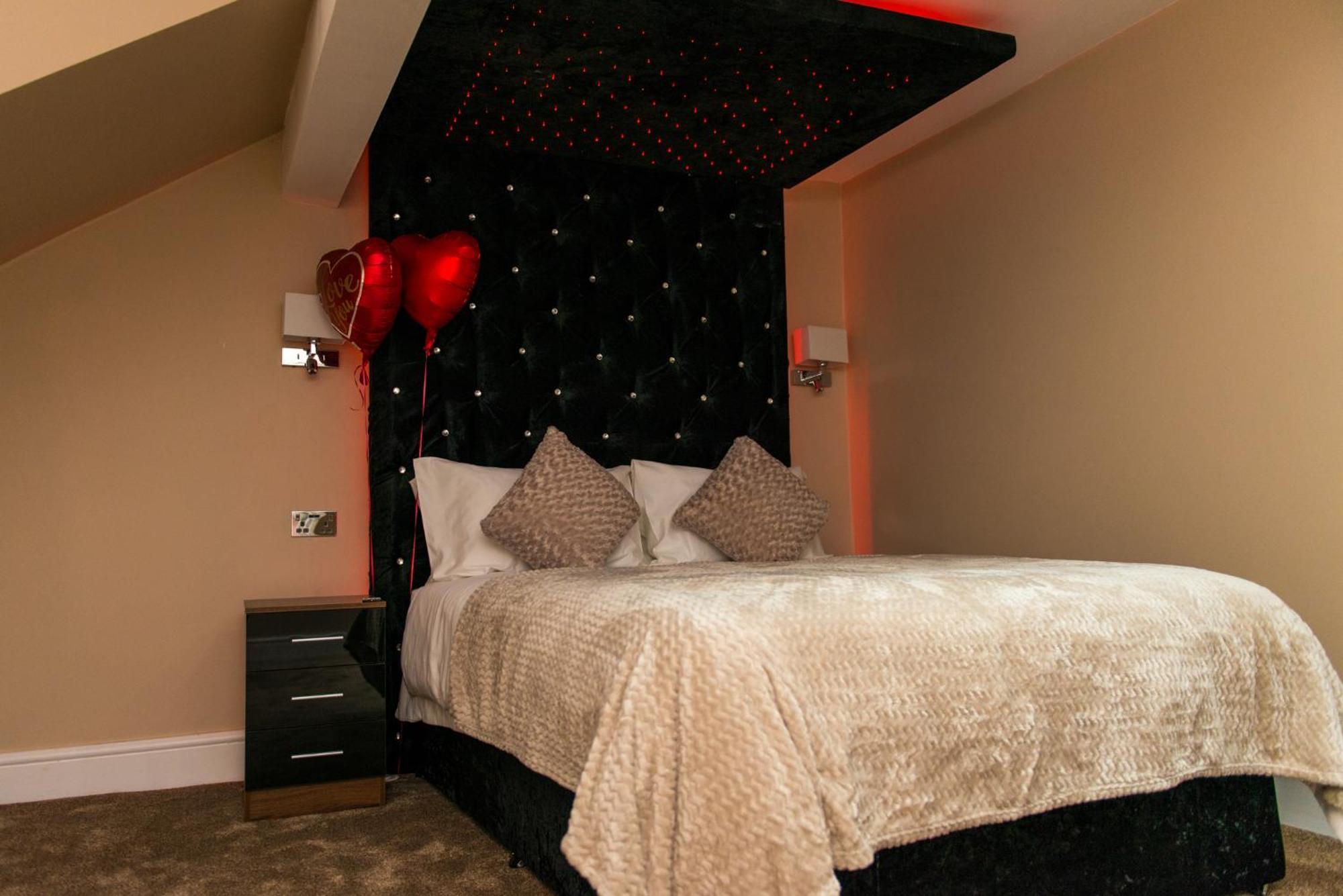 Aphrodite Suites Huddersfield Extérieur photo